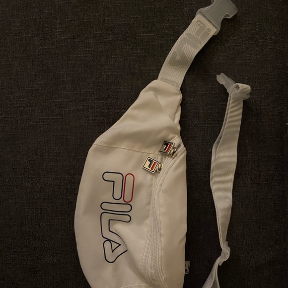 fila white fanny pack